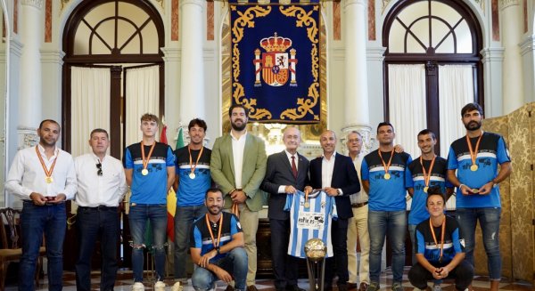 Recepción en el Ayuntamiento al equipo Club Deportivo enPie Málaga Fútbol Playa, por su ascenso a primera división