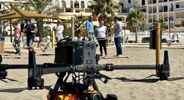 El Ayuntamiento de Fuengirola refuerza la seguridad de sus playas con el servicio de aerovigilancia con drones