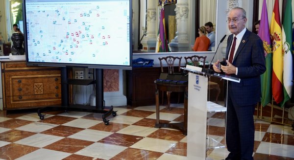 El Ayuntamiento incorpora 14 nuevos desfibriladores a la red de 'Málaga cardioprotegida' 