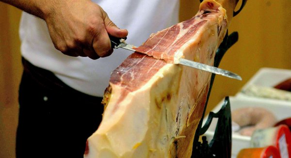 El octavo Certamen Mundial de Jamón de Estepona reunirá a 200 cortadores y un amplio programa de conciertos