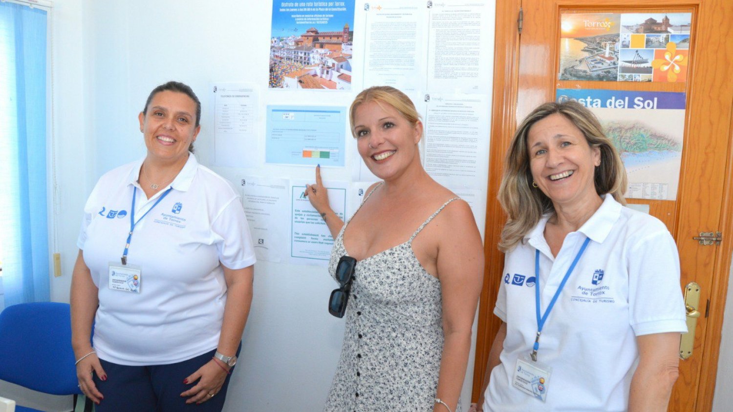 Torrox incorpora en las oficinas de Turismo de la costa información sobre el estado del mar