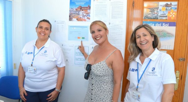 Torrox incorpora en las oficinas de Turismo de la costa información sobre el estado del mar