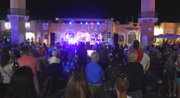 ‘El Caletero’ cierra las actuaciones de Siente Fuengirola en agosto con un concierto de versiones en el Puerto