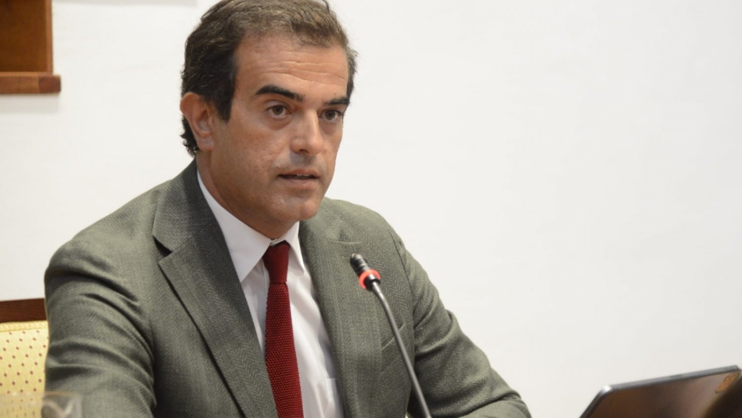 El concejal de Vox en Torremolinos, Antonio Sevilla, presenta  su renuncia en el pleno
