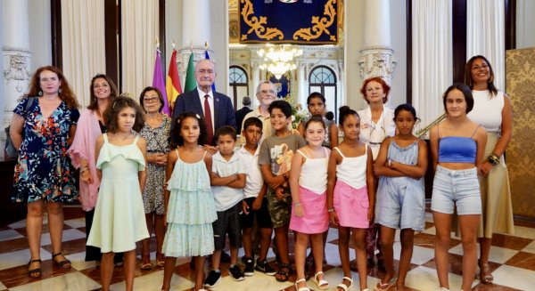 El Ayuntamiento recibe a los niños y niñas saharauis del programa 'Vacaciones en paz'