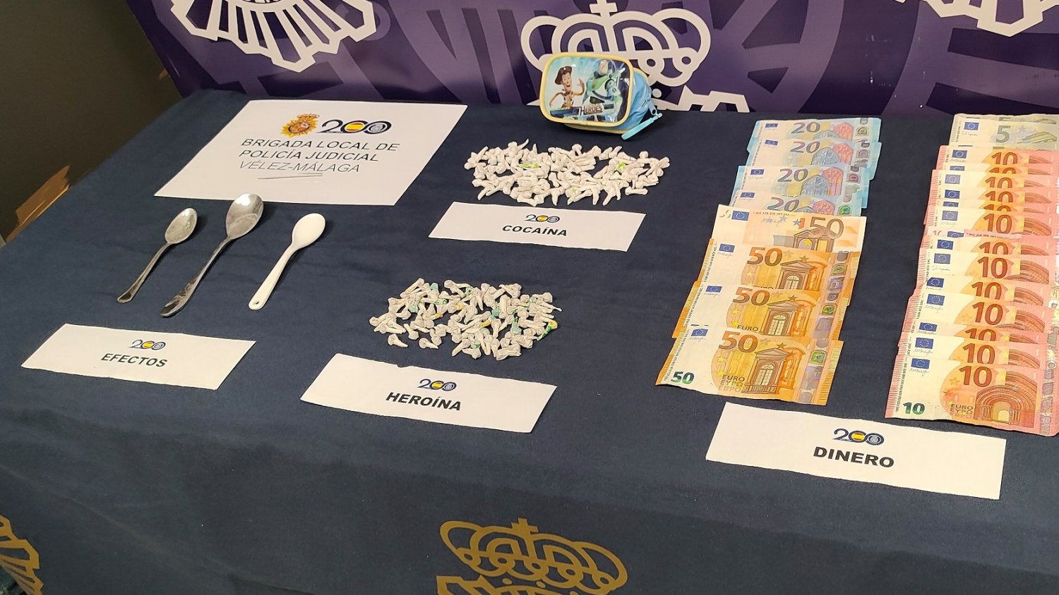La Policía Nacional erradica en Vélez-Málaga un punto de venta de drogas en una tienda de comestibles y golosinas