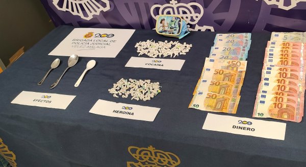 La Policía Nacional erradica en Vélez-Málaga un punto de venta de drogas en una tienda de comestibles y golosinas