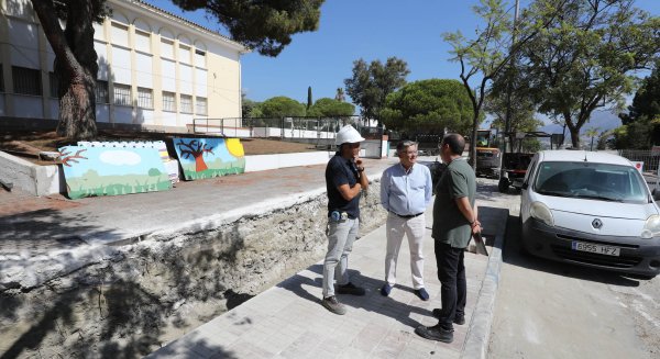 San Pedro Alcántara acomete la renovación del muro perimetral del colegio Miguel Hernández