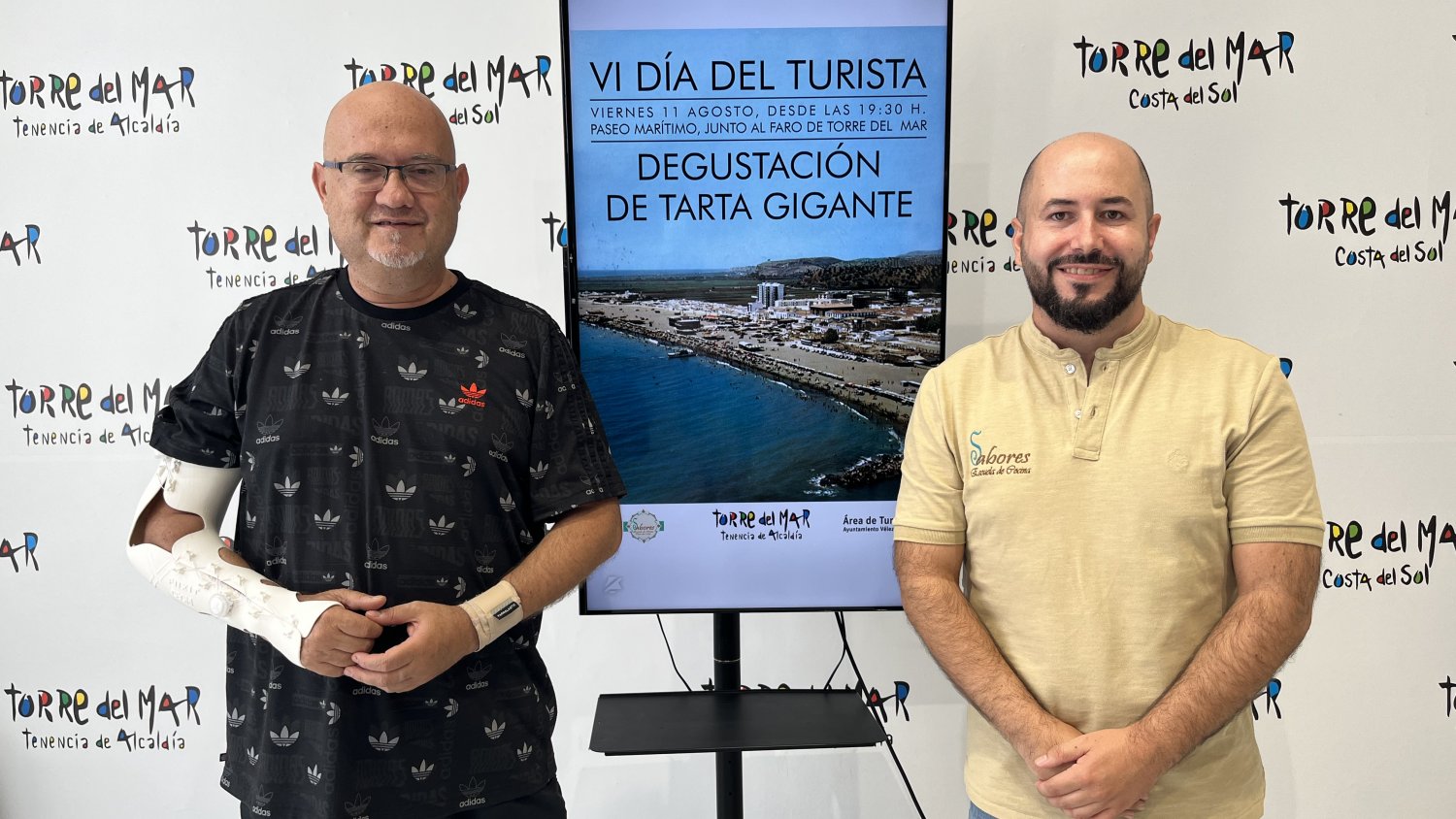 Torre del Mar celebra el día del turista con una tarta gigante para más de 4.000 personas