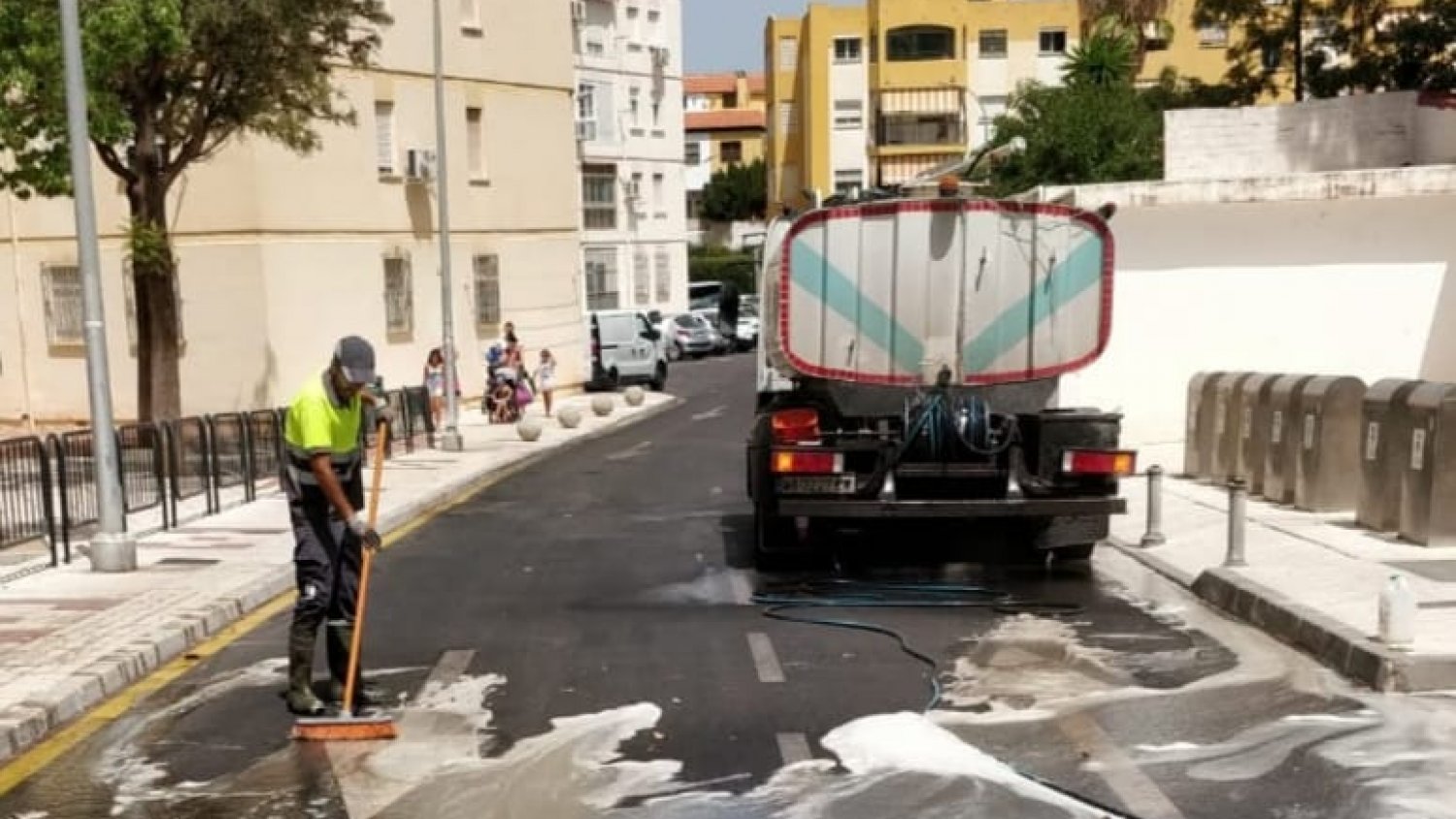 Litosa refuerza los servicios de limpieza en Torremolinos ante el aumento de población 