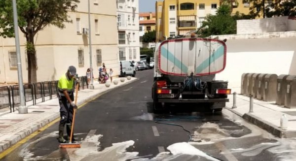 Litosa refuerza los servicios de limpieza en Torremolinos ante el aumento de población 