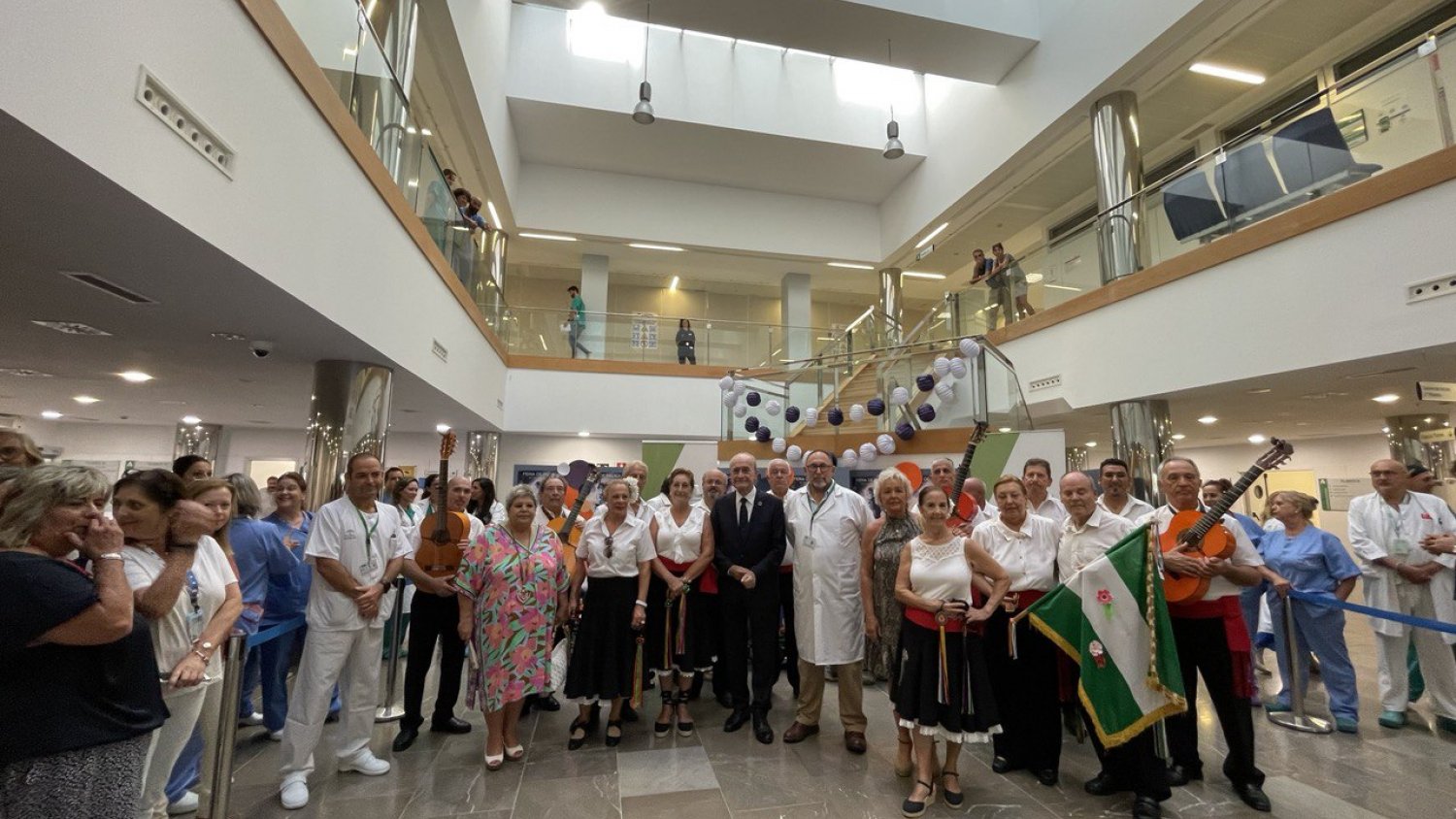 Los pacientes del Clínico de Málaga reciben la visita del alcalde Francisco de la Torre