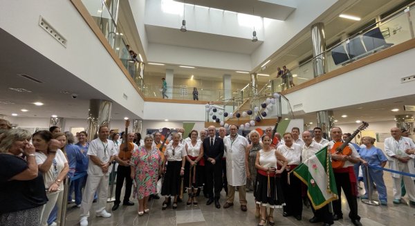 Los pacientes del Clínico de Málaga reciben la visita del alcalde Francisco de la Torre