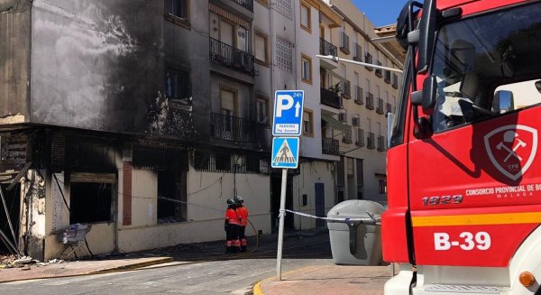 Bomberos del CPB intervienen en un incendio en Ronda que obliga al desalojo de varios edificios