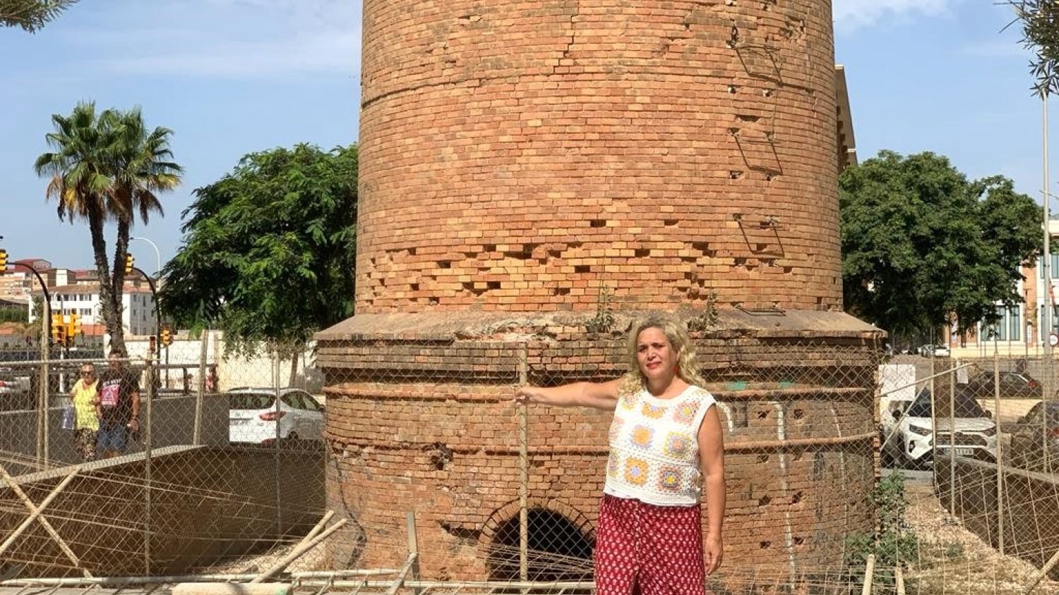 Unidas Podemos exige la rehabilitación de la chimenea de la calle Pacífico que se halla en “peligro de ruina”