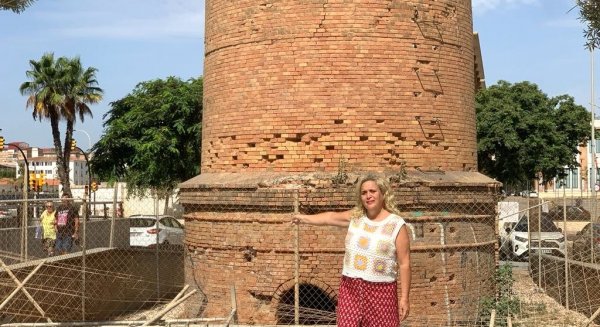 Unidas Podemos exige la rehabilitación de la chimenea de la calle Pacífico que se halla en “peligro de ruina”