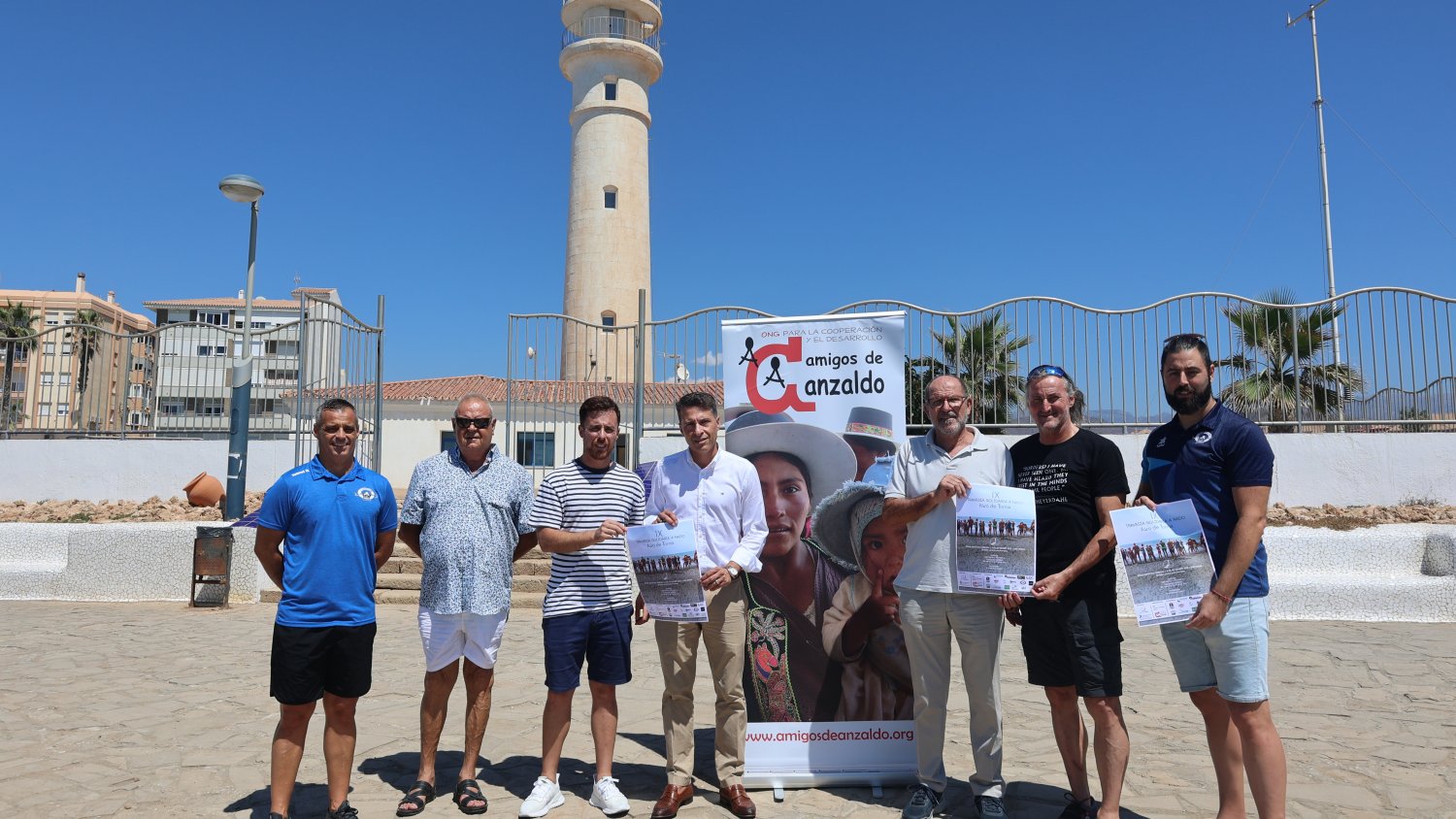 La IX Travesía Solidaria a nado Faro de Torrox a favor de Amigos de Anzaldo se celebrará el primer domingo de septiembre