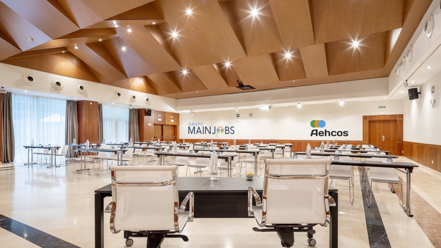 Aehcos firma un convenio con la empresa mainjobs para impulsar la formación en transformación digital de sector hotelero