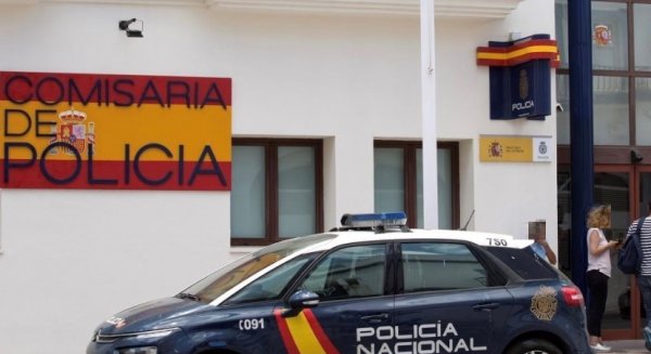 La Policía Nacional detiene a un hombre por grabar a menores desnudos en una playa de Estepona 