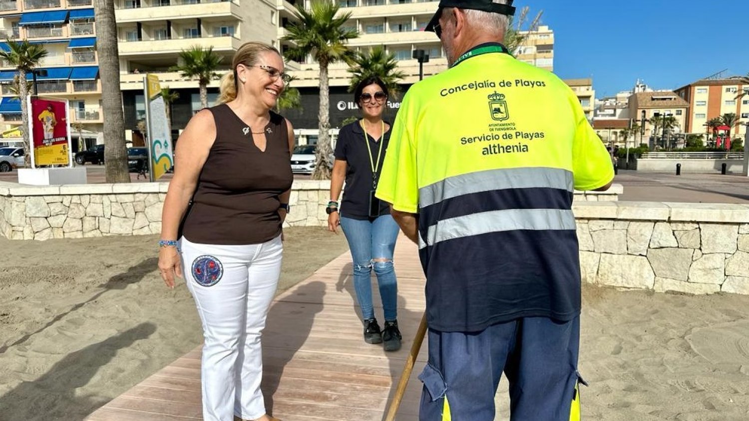 La alcaldesa de Fuengirola agradece la labor de los operarios del dispositivo especial de limpieza y mantenimiento de las playas