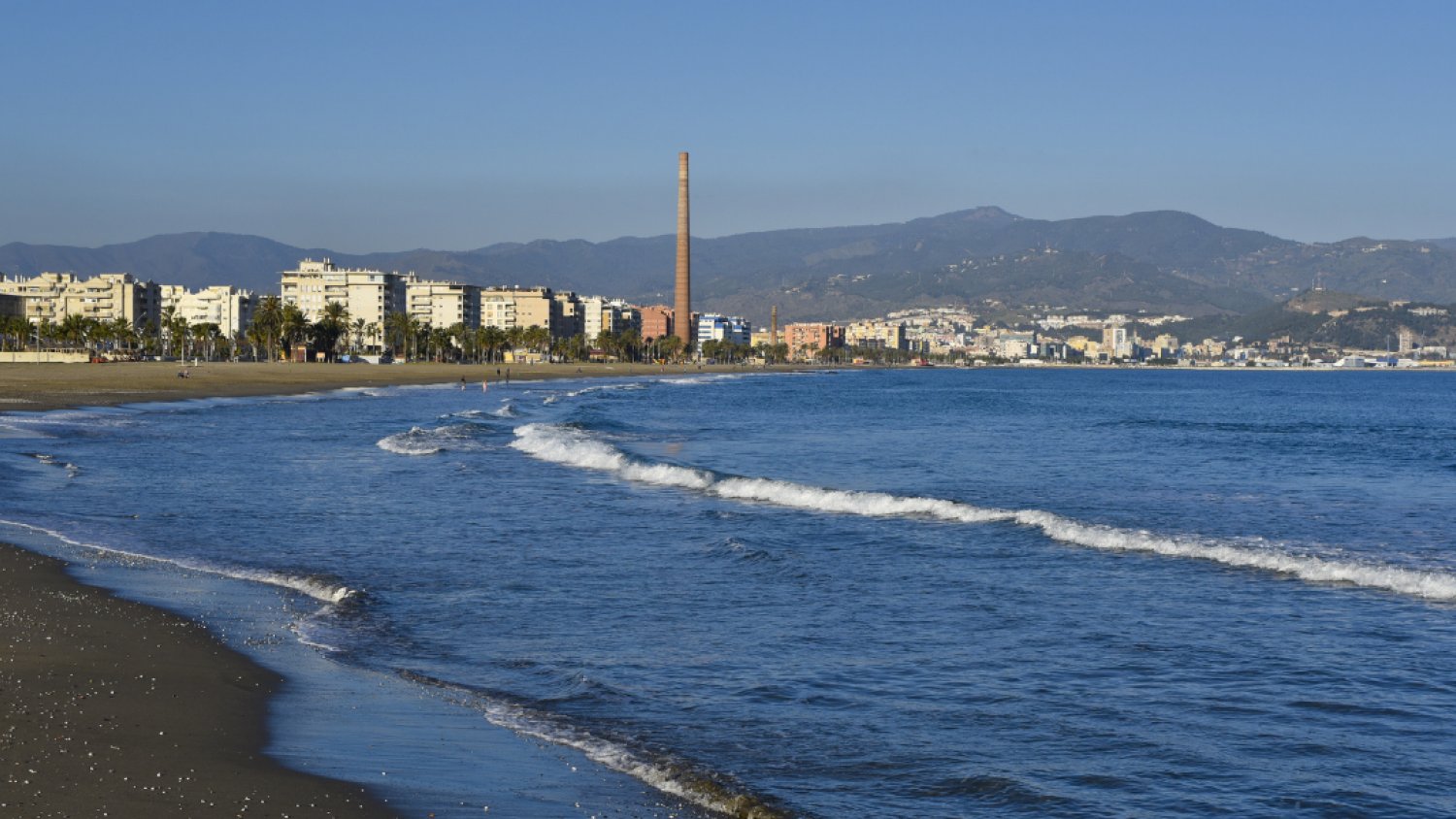 Medios marítimos y aéreos buscan entre Málaga y Nerja a dos jóvenes desaparecidos mientras practicaban pádel surf