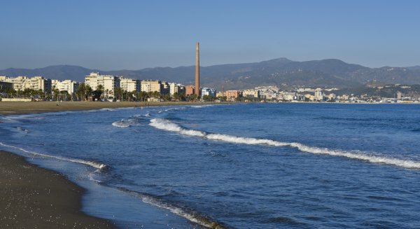 Medios marítimos y aéreos buscan entre Málaga y Nerja a dos jóvenes desaparecidos mientras practicaban pádel surf