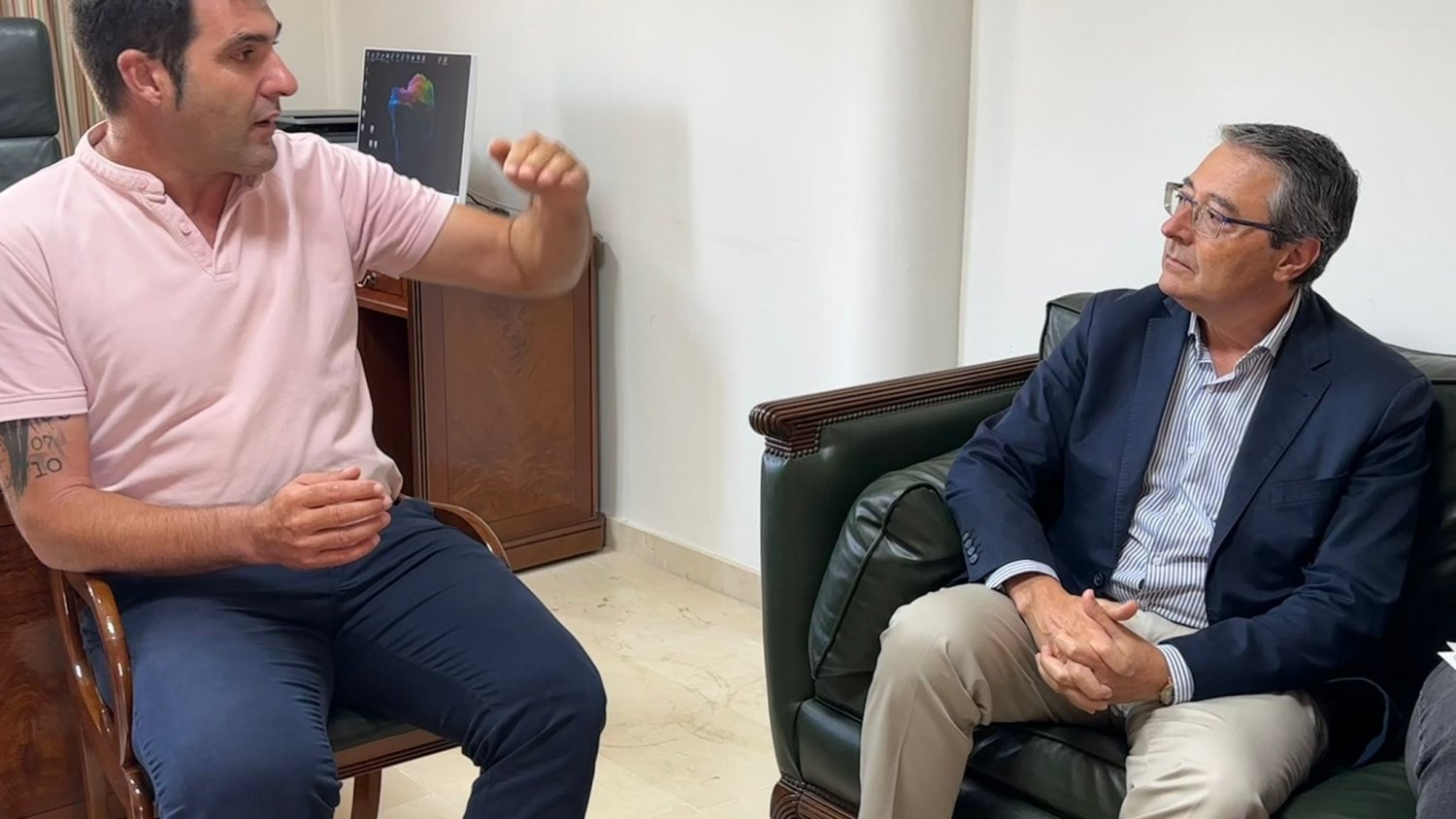 El presidente de la Diputación de Málaga se reúne con el alcalde de Guaro para estudiar las actuaciones previstas en el municipio