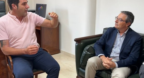 El presidente de la Diputación de Málaga se reúne con el alcalde de Guaro para estudiar las actuaciones previstas en el municipio