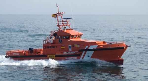 Una embarcación encuentra dos cadáveres en el mar en la costa de Fuengirola