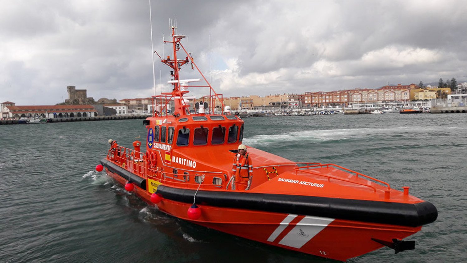 La búsqueda de los dos hombres desaparecidos en la playa de la Misericordia abarca la costa entre Torrox y Marbella