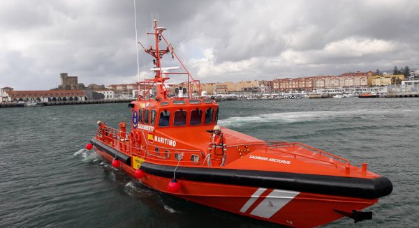 La búsqueda de los dos hombres desaparecidos en la playa de la Misericordia abarca la costa entre Torrox y Marbella