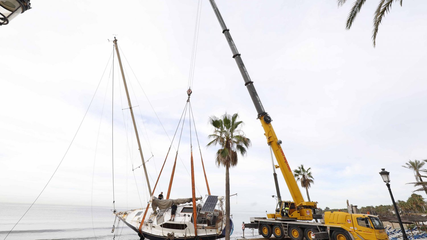 El Ayuntamiento retira el velero encallado en la playa de San Pedro Alcántara y lo traslada a una parcela municipal para su desguace