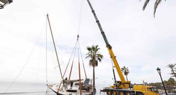 El Ayuntamiento retira el velero encallado en la playa de San Pedro Alcántara y lo traslada a una parcela municipal para su desguace