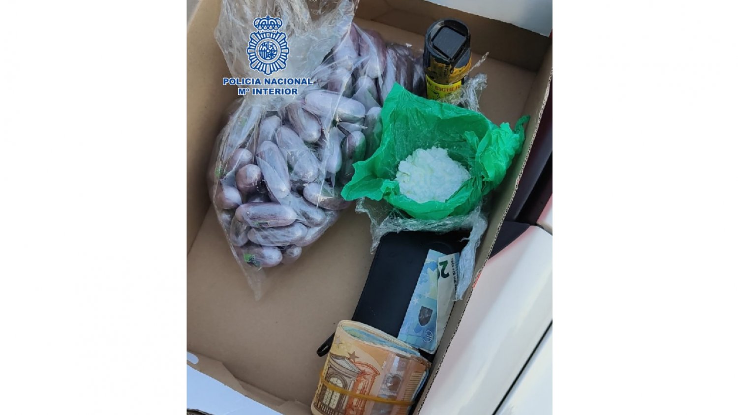 Detenidos en Marbella dos hombres que transportaban en un vehículo 70 bellotas de hachís ocultas en una caja de zapatos     