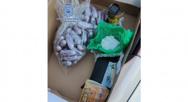 Detenidos en Marbella dos hombres que transportaban en un vehículo 70 bellotas de hachís ocultas en una caja de zapatos     