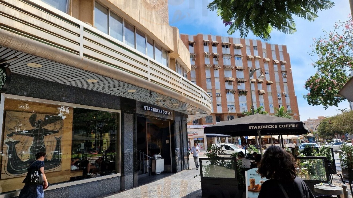 Un coche se empotra en la terraza de Starbucks y dos personas resultan heridas