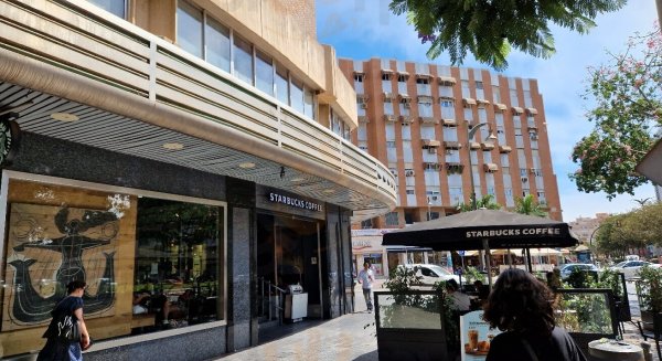 Un coche se empotra en la terraza de Starbucks y dos personas resultan heridas