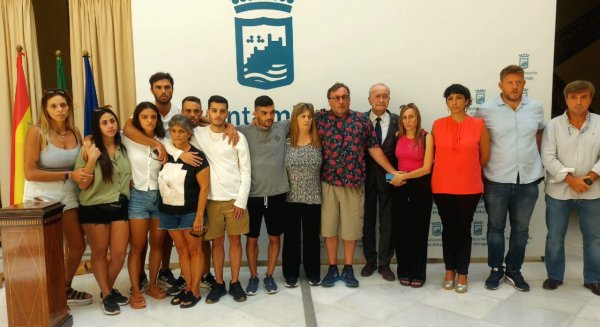 Los familiares de Emmanuel y Maxi se reúnen con el alcalde y piden que “siga el dispositivo de búsqueda”