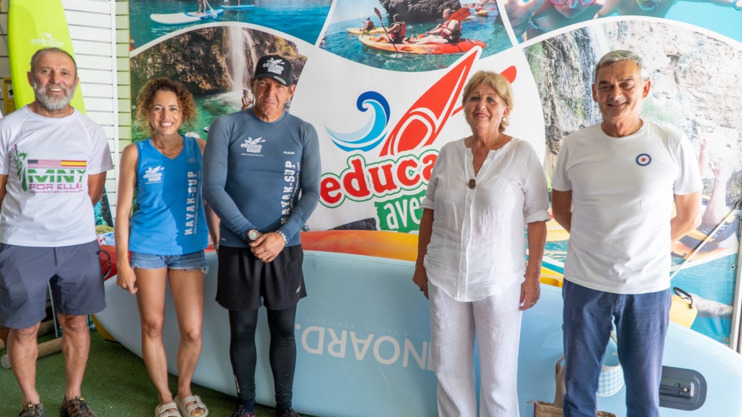 Excursión en kayak por los acantilados de Nerja y Maro a favor de la Asociación Española Contra el Cáncer