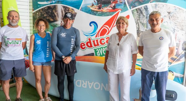 Excursión en kayak por los acantilados de Nerja y Maro a favor de la Asociación Española Contra el Cáncer