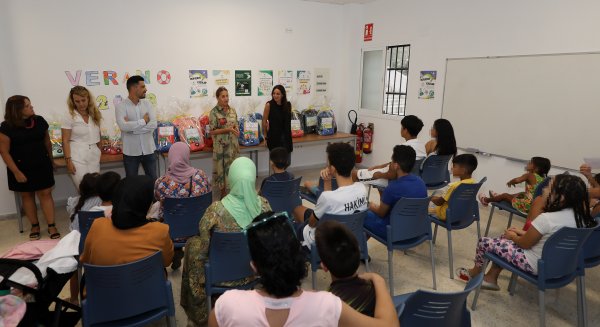 El Ayuntamiento hace entrega de material escolar a los menores que participan en el proyecto POPI 