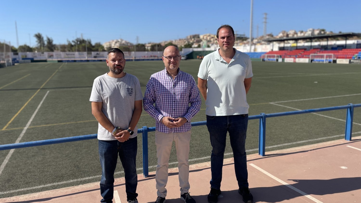 Iniciadas las obras de renovación del césped artificial del estadio 'Juan Azuaga' de Torre del Mar