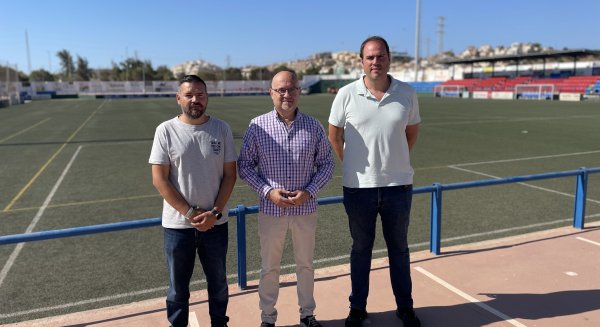 Iniciadas las obras de renovación del césped artificial del estadio 'Juan Azuaga' de Torre del Mar