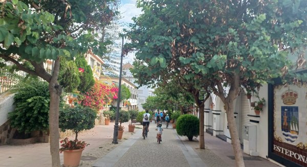 Casi 200 ciclistas participan en el noveno Día del Pedal en Estepona