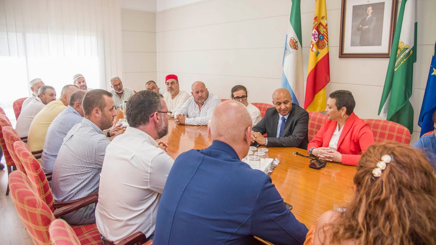 La alcaldesa y el cónsul de Marruecos en Málaga presiden la reunión con la comunidad marroquí de Torremolinos para coordinar acciones solidarias