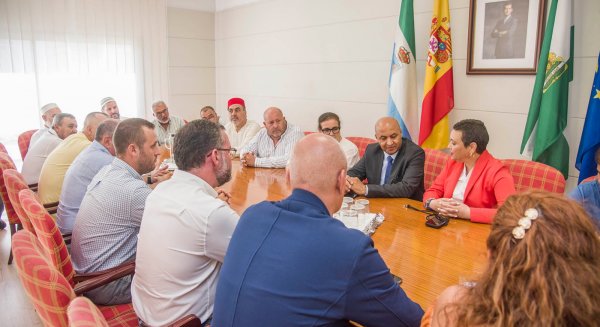 La alcaldesa y el cónsul de Marruecos en Málaga presiden la reunión con la comunidad marroquí de Torremolinos para coordinar acciones solidarias