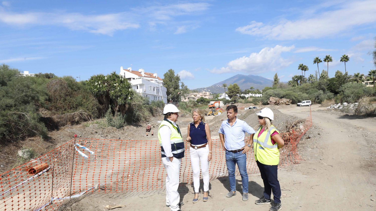 La alcaldesa destaca el avance de las obras que permitirán la creación de un paseo fluvial de 1,4 kilómetros en el arroyo Benabolá 