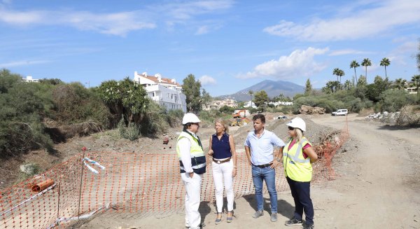 La alcaldesa destaca el avance de las obras que permitirán la creación de un paseo fluvial de 1,4 kilómetros en el arroyo Benabolá 