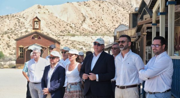 Bernal y Fernández-Pacheco visitan las obras de ampliación del parque MiniHollywood de Almería