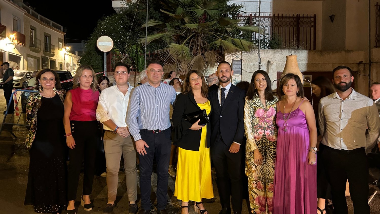 Carmen Crespo encendió la mecha inicial que activó la ofrenda de cohetes de la Peña de la Luz en Dalías